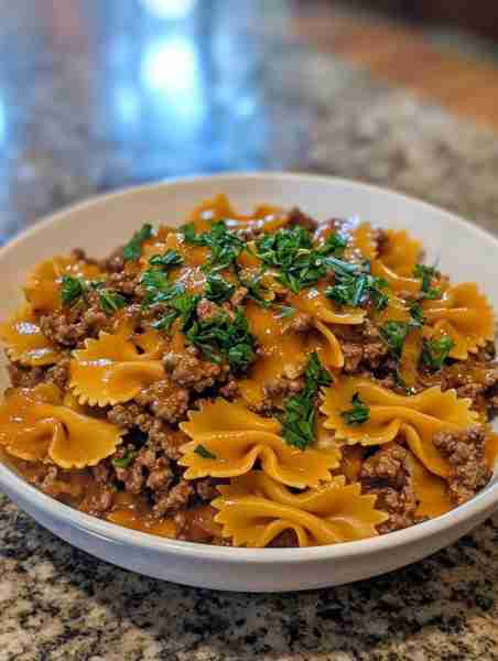 Zesty Honey BBQ Ranch Beef Bowtie Bake 🍔🧄 Ingredients: 1 lb bowtie pasta 1 lb ground beef 1/...