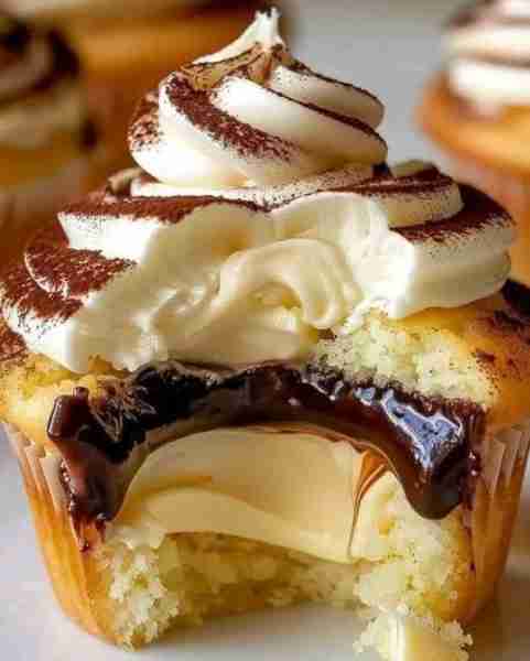😋💕Irresistible Boston Cream Cupcakes💕😋 Ingredients For the Cupcakes: 1 ½ cups (190g) all-purpose...