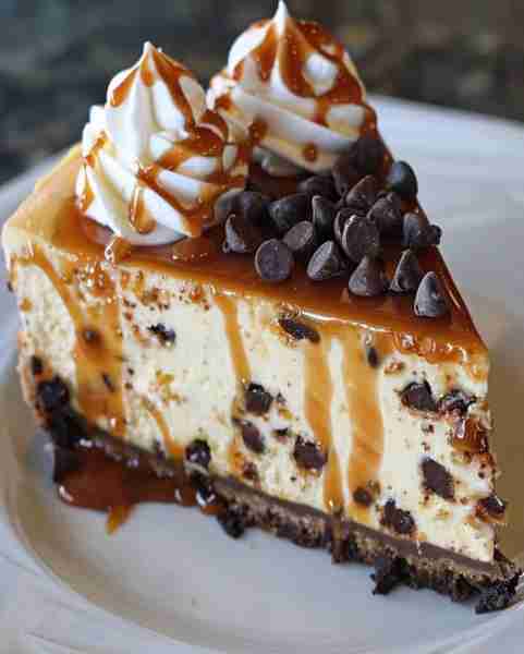 Irresistible Salted Caramel Chocolate Chip Cheesecake 😋🍰 🛒 Ingredients: 1 ½ cups crushed chocolat...