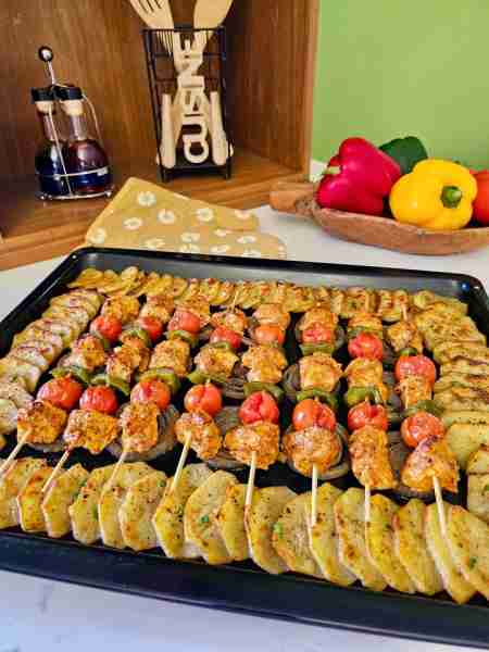 BAKED WALNUT-CHICKEN KEBABS WITH POTATOES 🍅🍗🥬🥔🥘 You don't need a grill to make flavourful chick...