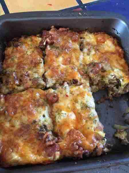 Casserole de cheeseburger au bacon faible en glucides Ingrédients : - 1 livre de boeuf haché - 6 tra...