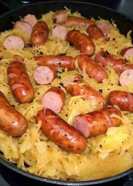 DOES ANYONE HERE ACTUALLY STILL EAT Polish sausage , Sauerkraut and potatoes 😋😍 The article is in...