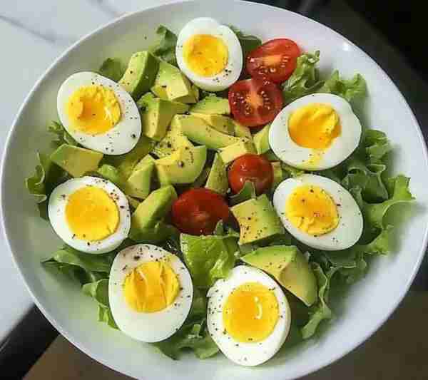 🥗 Egg & Avocado Salad 🥗 Ingredients: 🥬 Fresh lettuce leaves 🥑 Ripe avocado (diced) 🍅 Cherry tom...