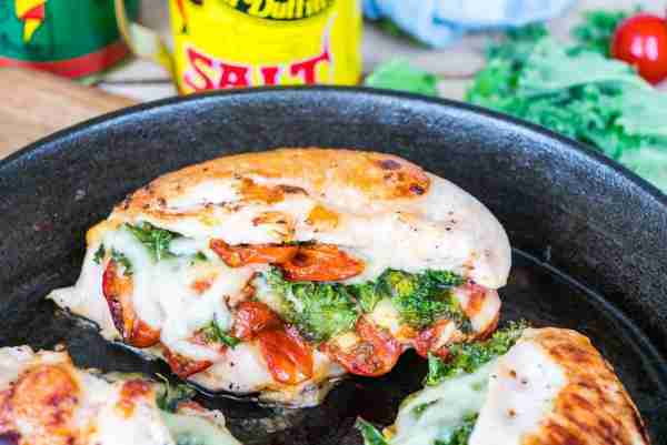 Sun-dried Tomato + Kale & Mozzarella Stuffed Chicken delivers in flavors AND nutrition SO amazingly....