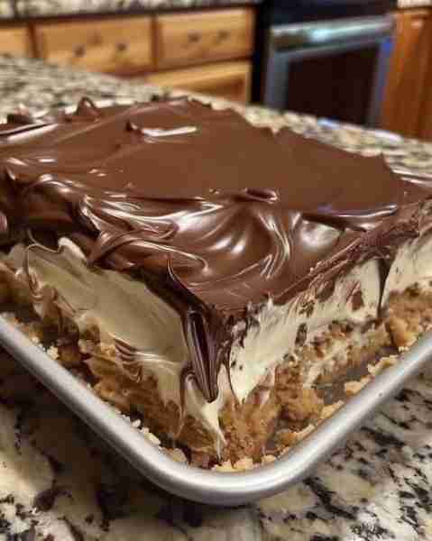 No-Bake Chocolate Eclair Cake 😋🍫 Ingredients: For the Cake: 2 (3.4 oz) boxes instant vanilla puddi...