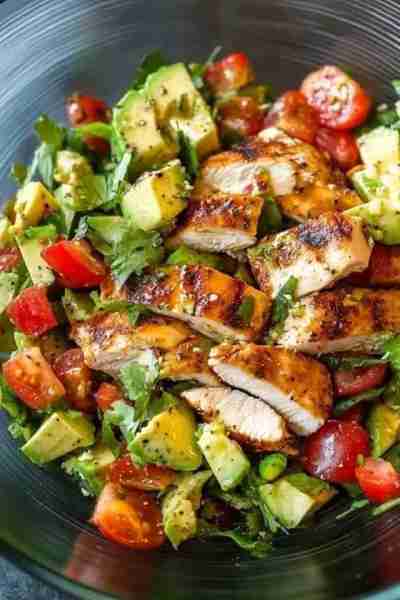 🥗 Grilled Chicken Avocado Salad 🍋 🛒 Ingredients: 2 chicken breasts 🍗 1 tablespoon olive oil 🫒 1...