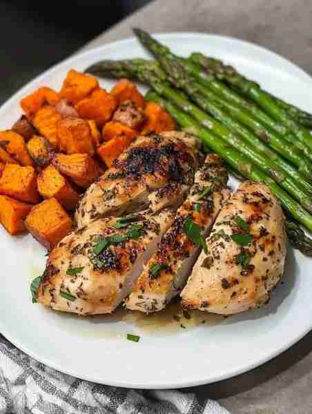 🍽️ Herb-Grilled Chicken with Roasted Sweet Potato & Asparagus 🍠🌿 A nutritious, protein-packed meal...