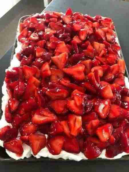 🍓 No-Bake Strawberry Dessert 🍰🍓 Craving a sweet and refreshing treat? This No-Bake Strawberry Des...