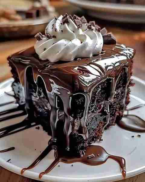 Hot Fudge Chocolate Pudding Cake 🍫🍨 Ingredients: 🌾 1 cup all-purpose flour 🍬 2/3 cup sugar 🍫 1/...