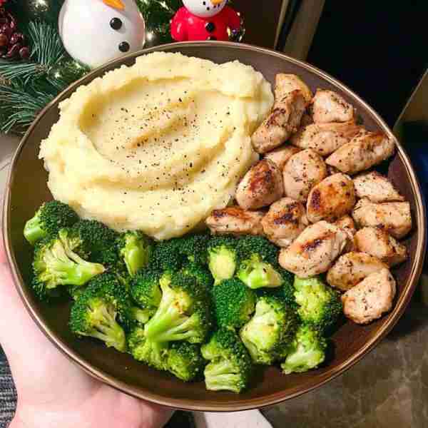 🥔🍗 Grilled Chicken with Mashed Potatoes & Broccoli – A Cozy Classic! 🕒 Prep Time: 15 min | Cook T...