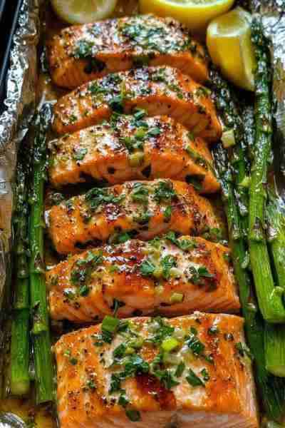 Baked Salmon in Foil with Asparagus (Quick & Healthy) 🫛🍣 INGREDIENTS 4 (6-ounce) salmon fillets...