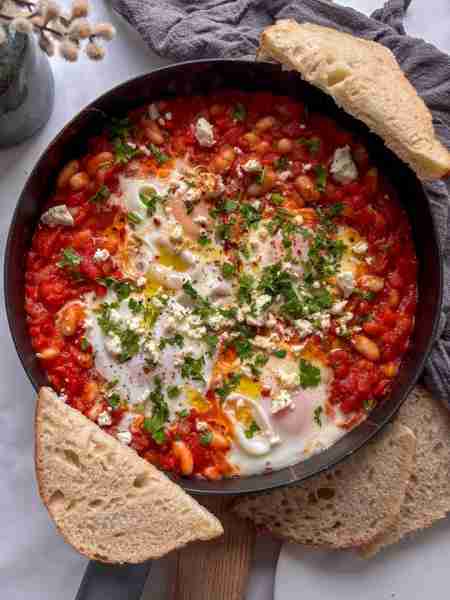 Beautiful beans 😍 This is my smoky white bean shakshuka - a protein and fibre-packed meal that's pe...