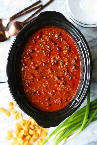 Easy Slow Cooker Chili - Come home to the best homemade chili! It's an amazingly hearty, cozy beef c...