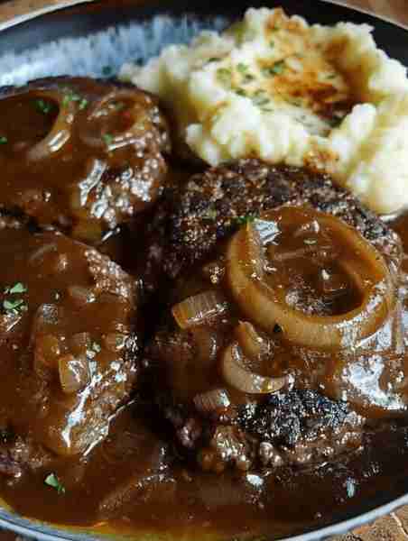 Smothered Hamburger Steak 😋😋 Ingredients 1lb. ground beef 1 egg 1/3 cup bread crumbs 1/2tsp. black...