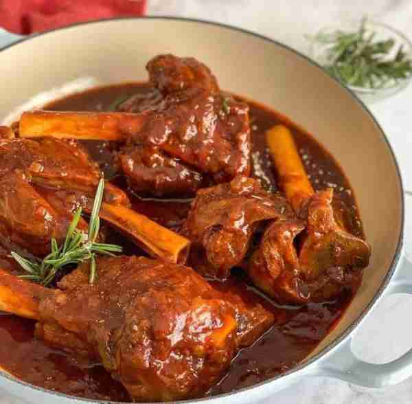 Curried Lamb Shanks INGREDIENTS 2 tbsp olive oil 4 lamb shanks 1 large onion finely chopped 2 tbsp p...