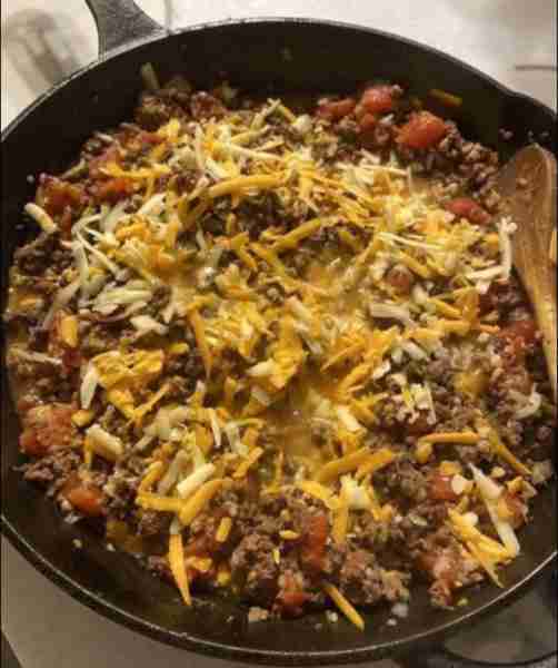 Cheesy Beef Taco dinner with Cauliflower rice. Super easy, delicious and ready in less than 30 mins!...