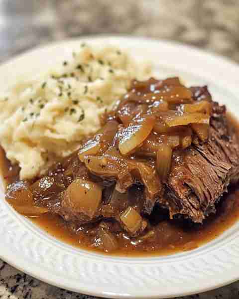 🥩 Slow Cooker French Onion Pot Roast Ingredients: 3–4 lb beef chuck roast 2 tbsp olive oil 2 large...
