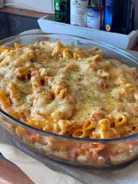 Pasta casserole with bacon and cheddar cheese 😍😋 2 cups uncooked rotini pasta 1/2 pound bacon, coo...