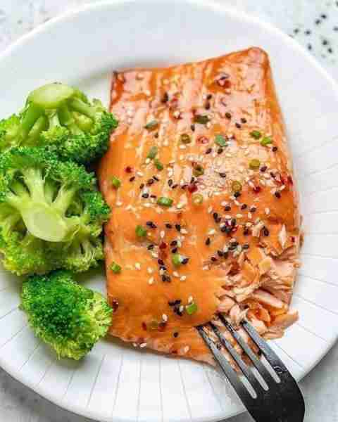 Sweet Chili Baked Salmon 🌶 The Sweet Chili sauce takes about 10 minutes to make and is SO worth your...