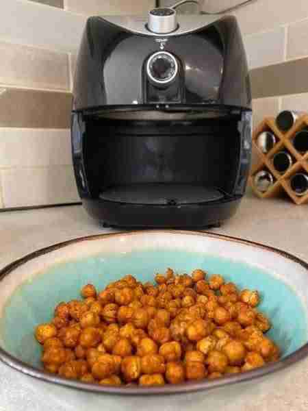 I kept seeing air fryer chickpea recipes on here so had to give it a try. Holy moly they are delicio...