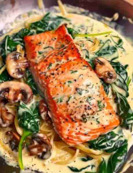 Creamy Salmon Florentine with Spinach and Mushrooms 🍣🍄 Ingredients: 4 salmon fillets 2 tablespoons...