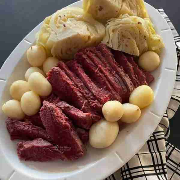 💖 Slow Cooker Corned Beef & Cabbage Dinner! 💖💖 Cooked to perfection with tender corned beef, new...