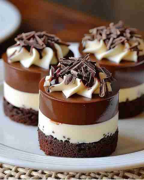 🍫 Chocolate Royale Mini Cakes 🍰 Ingredients: For the chocolate cakes: 1 ½ cups all-purpose flour...