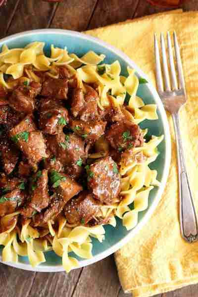 ⭐ Slow Cooker Beef and Noodles ⭐ This easy recipe is your new go-to for busy weeknight comfort foo...
