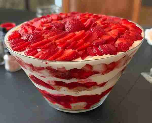 ⚡️ This Strawberry Cheesecake Trifle is a delightful dessert that not only tastes amazing but also...