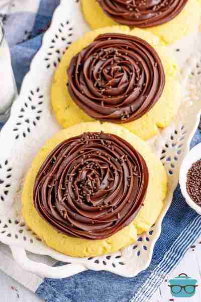 COPYCAT CHOCOLATE CUPCAKE COOKIES---> https://www.thecountrycook.net/copycat-chocolate-cupcake-cooki...