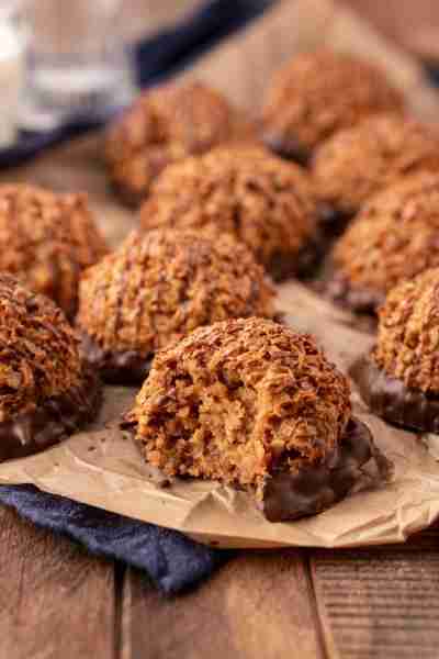 😋 🥥 These tasty Dulce de Leche Coconut Macaroons are made with sweetened shredded coconut, gooey d...