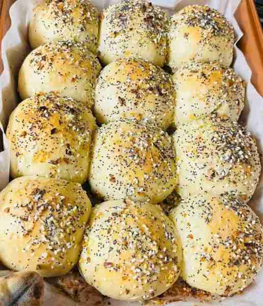 Garlicky Dinner rolls with All bagel seasoning Ingredients: 1 cup warm water 1 tsp yeast 1 tbsp sug...
