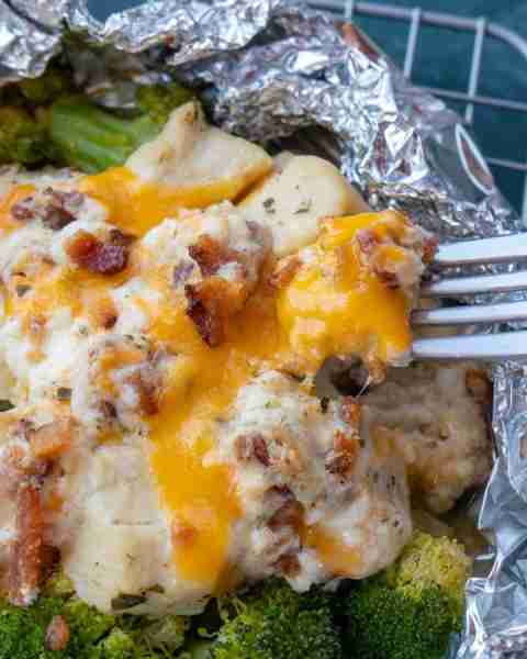 This easy foil pack recipe is loaded with chicken, bacon, ranch, cheese and broccoli!