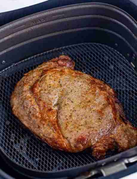 AIR FRYER STEAK 😍 INGREDIENTS ▢ 2 sirloin steaks (1" thick) ▢ 1 tablespoon canola oil ▢ salt and pe...