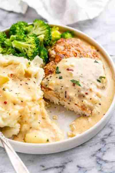 Creamy Garlic Chicken with Mashed Potatoes and Broccoli Ingredients: 2 chicken breast 2 tbsp olive o...