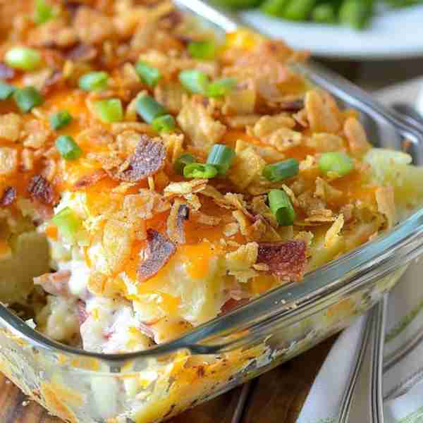 Baked Potato Casserole😍 A hearty, comforting blend of tender potatoes, melted cheese, crisp bacon,...