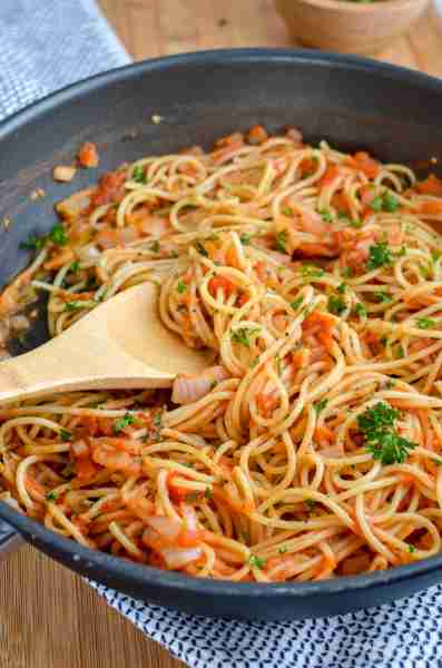 Love the flavours of this simple Tomato and Garlic Pasta made using fresh tomatoes. Recipe 👉 https:...