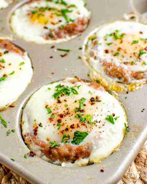 LOVE these Sausage and Egg 🍳 Muffins for breakfast, lunch or dinner 😍 Recipe 👉 https://www.slimmi...