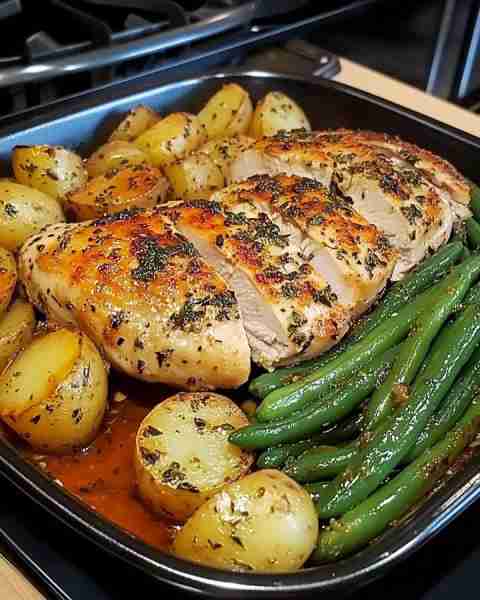 Garlic Herb Chicken with Potatoes & Green Beans 🍗🥔 Ingredients: - 2 boneless, skinless chicken br...
