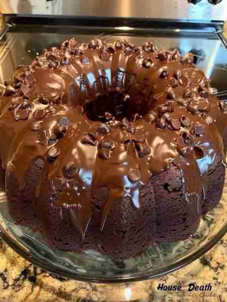 Nestlé Toll House Death by Chocolate Cake 🍫🍰 Ingredients: 🍫 1 box Devil’s Food cake mix 🍫 1 box...