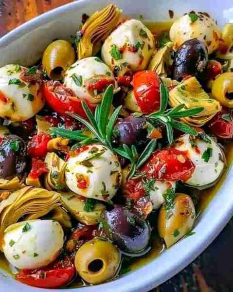 Marinated Mozzarella Balls, Artichokes, and Olives Appetizer ✅Ingredients: 1/2 cup olive oil 2-3 ta...