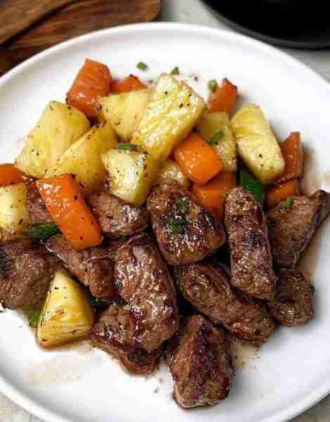 Grilled Steak Strips with Veggies & Pineapple A tropical twist on a balanced, flavor-packed plate!...