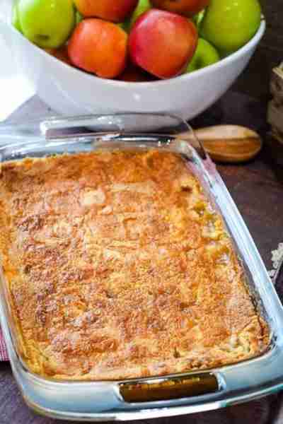 🍎 Caramel Apple Dump Cake! 🍎🍎 The perfect amount of gooey caramel and scrumptious apple filling c...