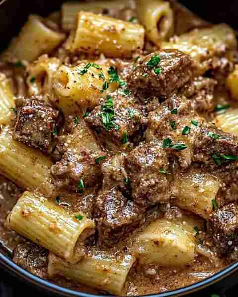 Luxurious Beef Pasta in a Creamy Garlic Sauce 🍝🧄 Ingredients: - 1 lb ground beef - 1 cup heavy c...