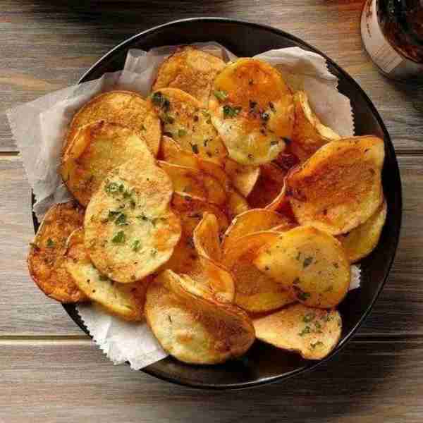 Here is a simple recipe to make air fryer potato chips: Ingredients: 2 large potatoes (russet or Yuk...