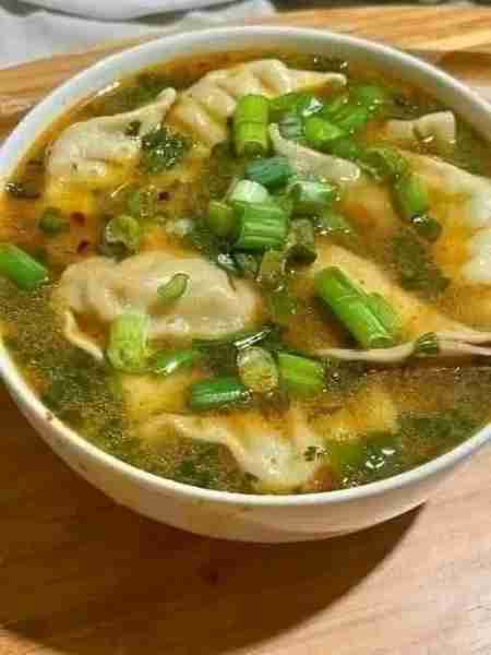 Soupe Wonton --- Ingrédients : Pour les Wontons : 1 paquet (400 g) de feuilles de wonton 450 g de po...