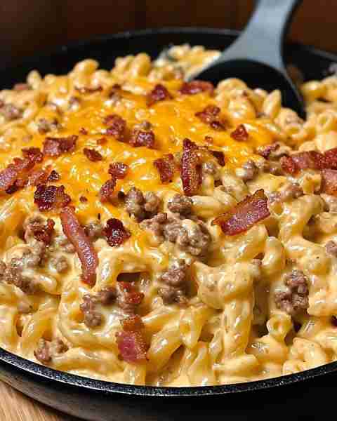 Creamy Loaded Bacon Cheeseburger Alfredo Pasta 🍔🧀🥓 Ingredients 🛒 12 oz elbow macaroni or pasta o...