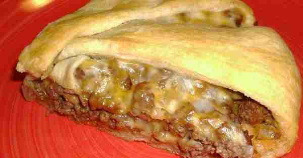 Cheeseburger Pie 🍔 1 can Crescent Rolls 1 lb. ground beef 1 small onion, chopped 4 T Ketchup 1 tsp....