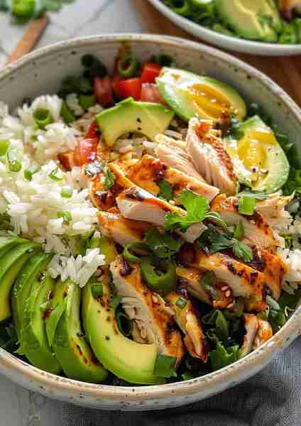🥑 Quick, fresh, and full of satisfying flavors, this Shredded Chicken & Avocado Rice Bowl is a simp...