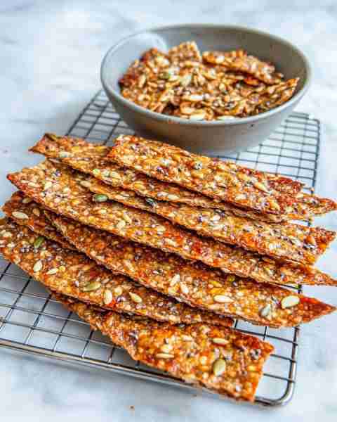 Keto & Paleo Friendly Seed Cracker Recipe for Guilt-Free Snacking 😋💯 Ingredients: 1 cup (130g) mix...